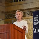 Hillary Clinton a primit Yale Law School Award of Merit