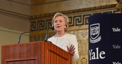 Hillary Clinton a primit Yale Law School Award of Merit