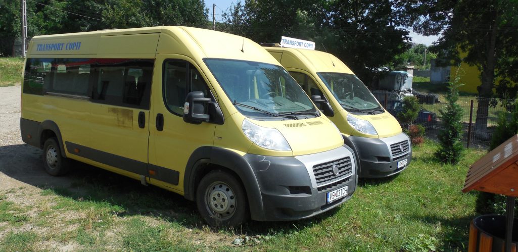 Noile microbuze școlare vor ajuta copiii de pe Valea Tutovei să nu mai ajungă chinuiți la școală, mergând pe jos, kilometri întregi, prin noroi, vânt, arșiță, ploaie și zăpadă