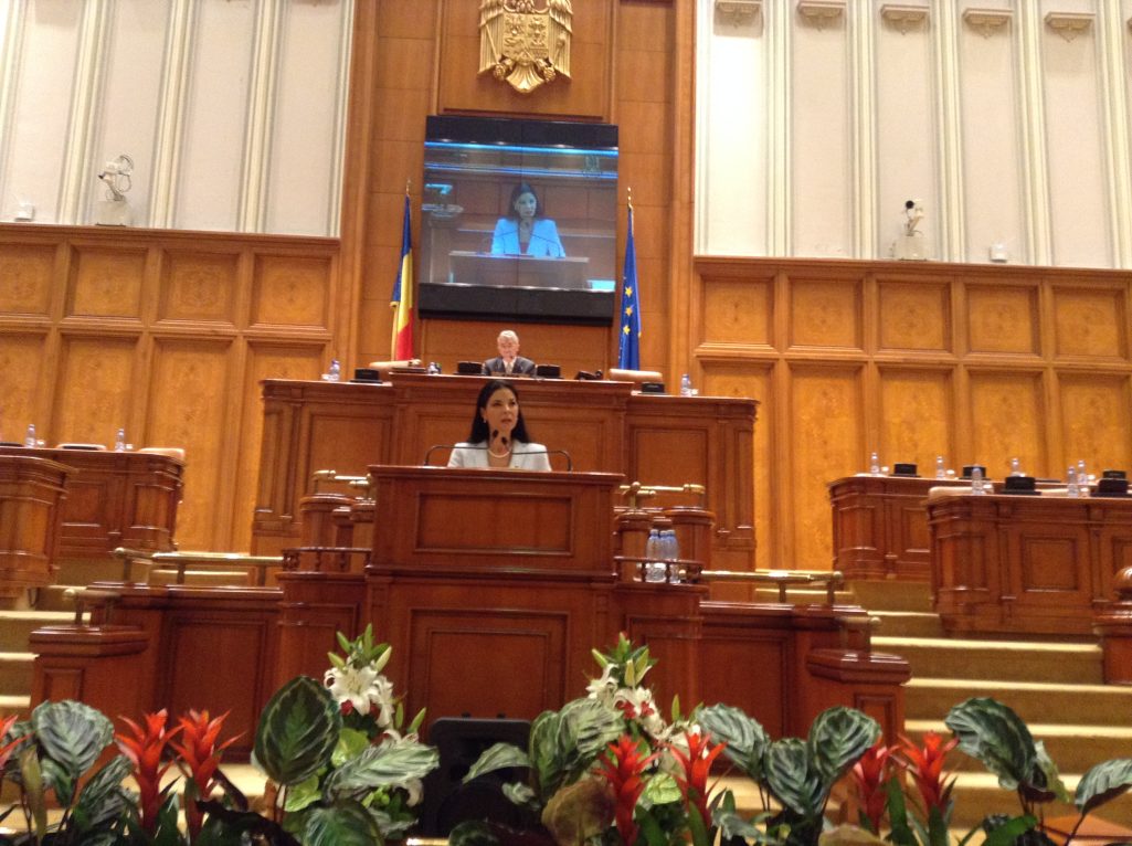 Statul român trebuie să promoveze politici publice țintite pentru a ajuta tinerii. Trebuie să descătușăm talentul tinerilor români și să le oferim aici în România oportunitățile de care au nevoie ca un prim pas în eliminarea dictaturii non-valorilor care sufocă societatea românească de mult prea mulți ani