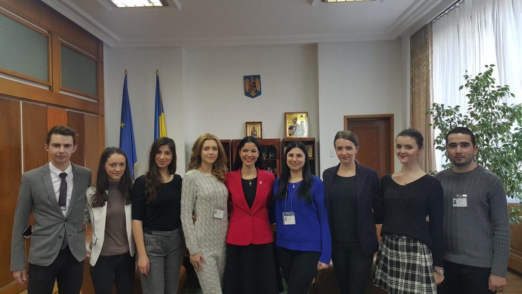 Alături de tinerii care au participat la internship-ul organizat de Comisia pentru afaceri europene