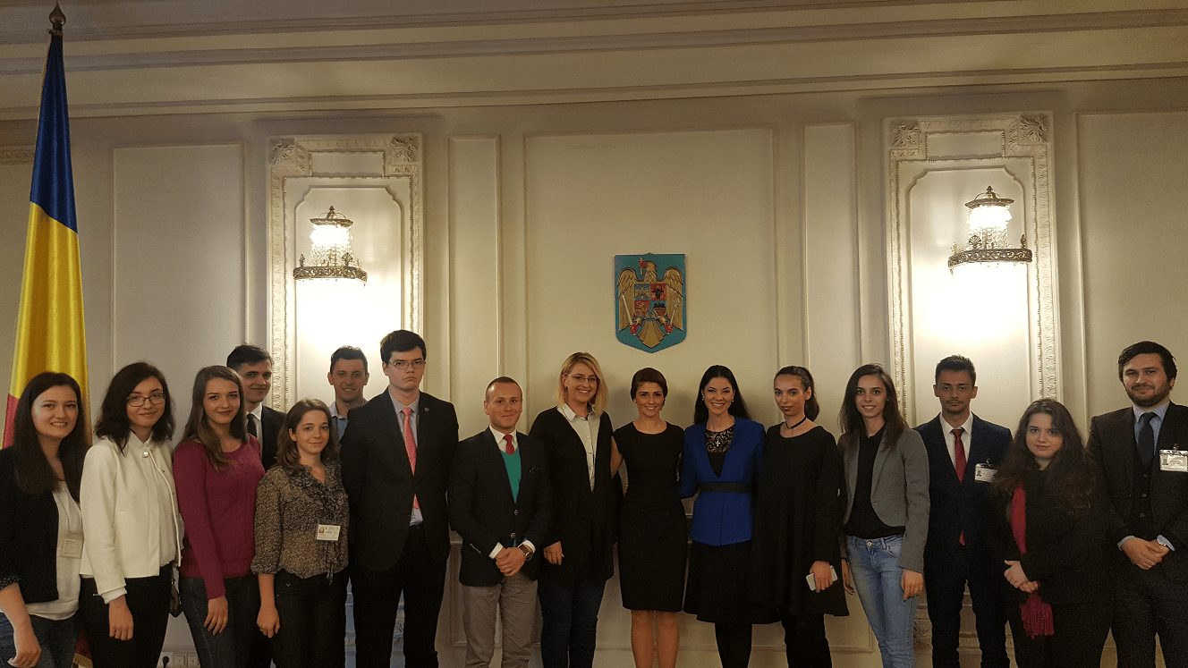 Alături de tinerii înscrişi în programul de internship al Camerei Deputaţilor