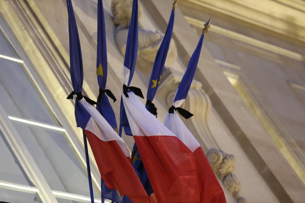 French flags are tied with black tissue at the Elysee Palace in a sign of mourning in Paris January 8, 2015. REUTERS/Philippe Wojazer