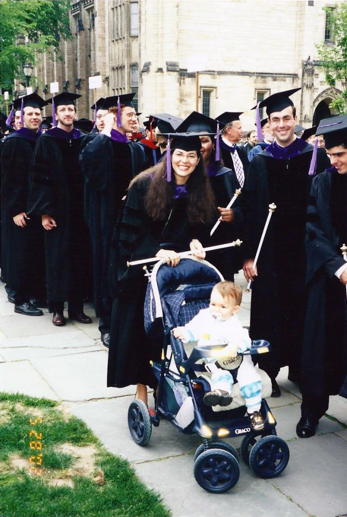 Mandra si fericita, defiland alaturi de fiul meu Andrutu, in calitate de "Student Marshall" (reprezentantul anului de doctoranzi), Yale Law School 2002