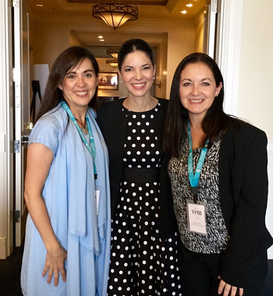 Alături de ambasadoarele Vital Voices, Laura Patiño Mejia din Mexic (foto stânga) și Gladys Zarak din Peru (foto dreapta). Dincolo de poziția managerială în mediul privat, Laura este un reputat expert în soluționarea conflictelor. Prin companiile pe care le conduce Gladys a reușit să transforme în povești de succes viața unor femei ce trăiau adevărate drame sociale.