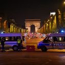 Capitala Franței a fost din nou, joi seara, ținta unui atentat în care un polițist și-a pierdut viața, iar alți doi au fost răniți în cursul unui schimb de focuri pe bulevardul Champs-Elysées din Paris.
