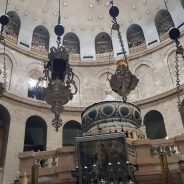 Sfânta Lumină pleacă spre România de la Sfântul Mormânt din Ierusalim