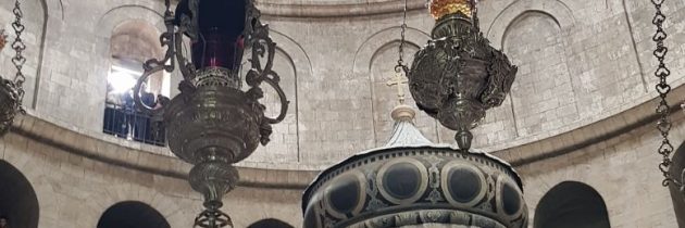 Sfânta Lumină pleacă spre România de la Sfântul Mormânt din Ierusalim