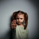 4 iunie – Ziua internațională a copiilor victime ale agresiunii