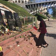 Depunerea de flori la Memorialul Eroilor Revoluției Demnității la Kiev, în Ucraina